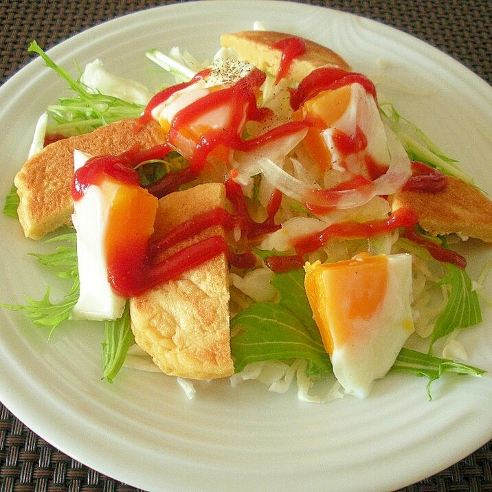 目玉焼きと大豆粉パンケーキのハーブケチャサラダ朝食